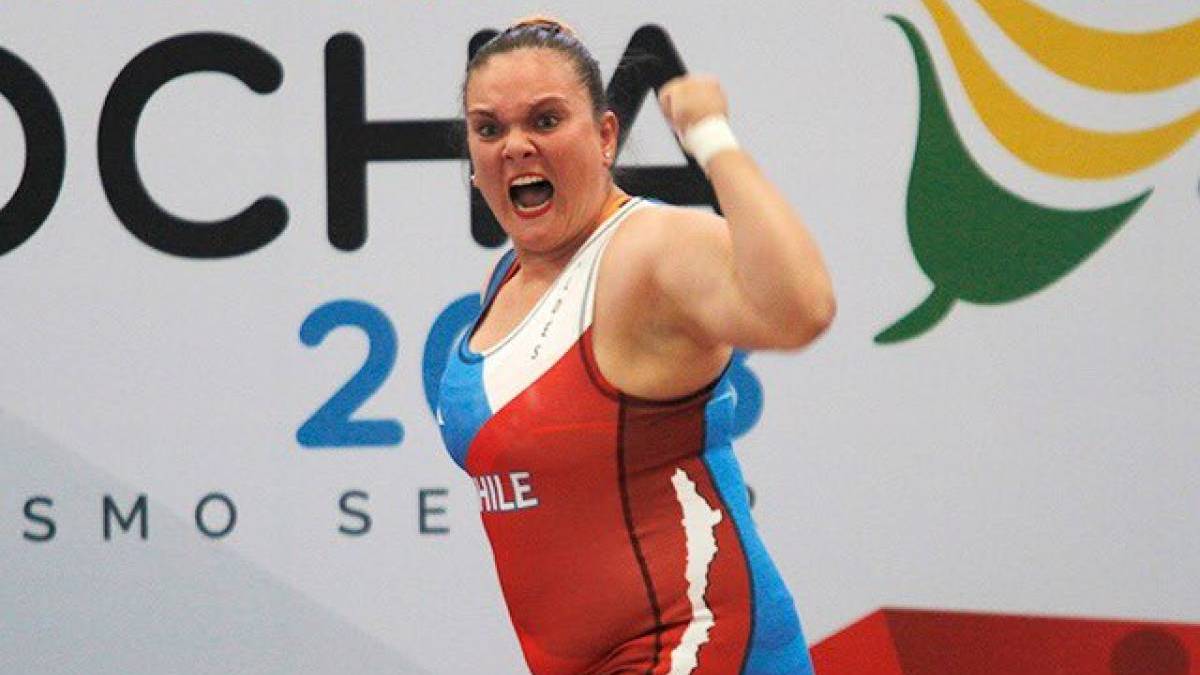 La campeona mundial de levantamiento de pesas superó a Arley Mendez en la votación que reconoce al mejor deportista de 2017, y será condecorada en el Palacio de La Moneda.