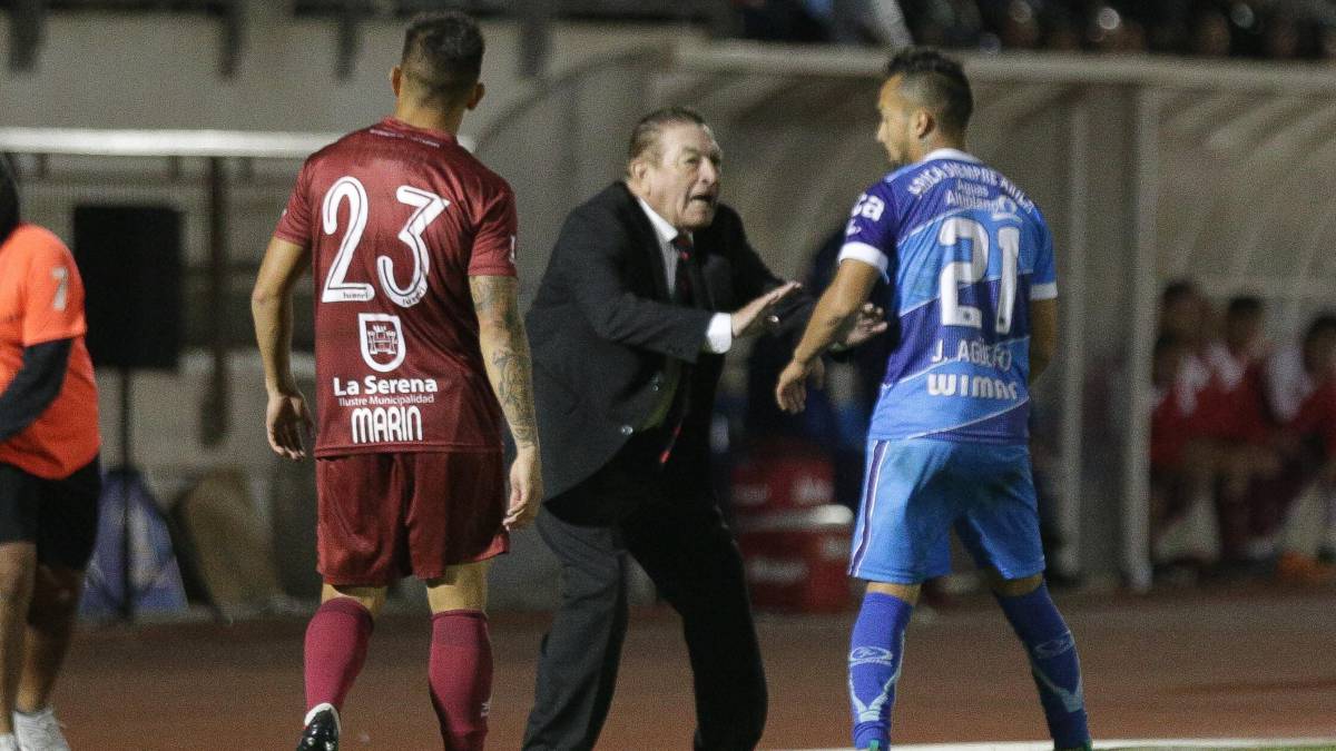 Con evidente molestia, el técnico de San Marcos de Arica acusó que "fue una vergüenza" la forma como Barnechea cayoó ante los papayeros tras ir ganando 2-0.