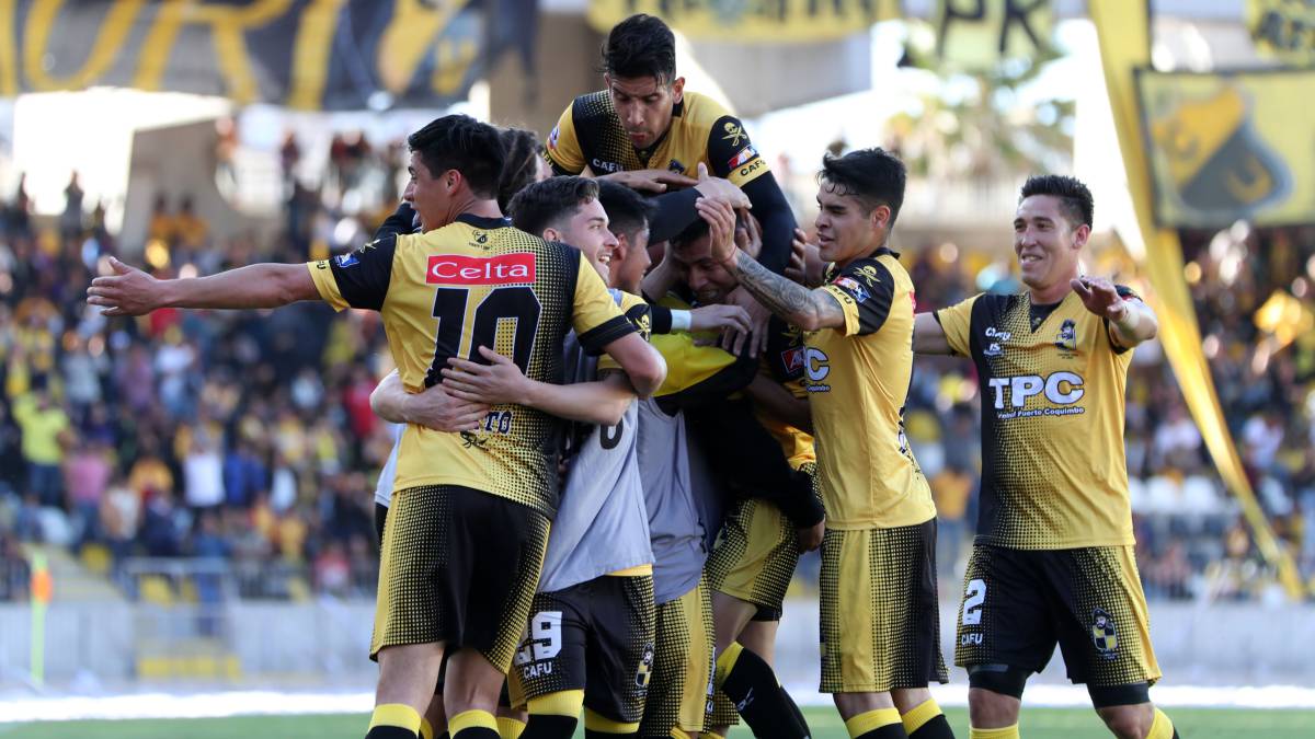 La goleada sobre San Marcos dejó a los piratas con un pie en Primera. Los ariqueños se complican en el descenso. Santiago Wanderers logró su 9 triunfo en 10 partidos.