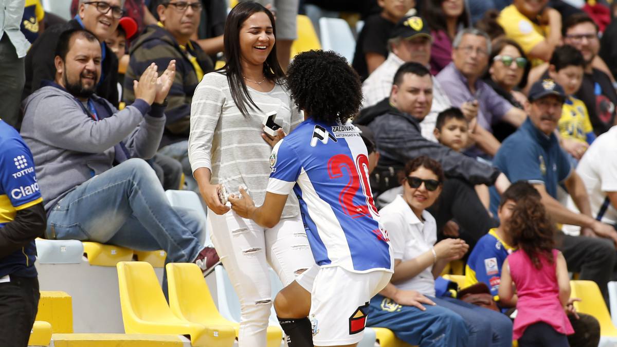 La romántica petición de matrimonio de Bello tras un gol