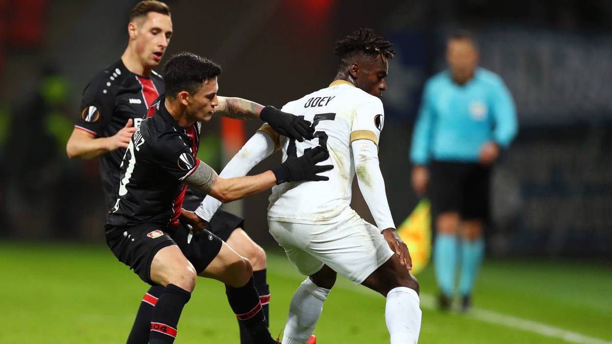 Bayer Leverkusen gana en el regreso de Charles Aránguiz
