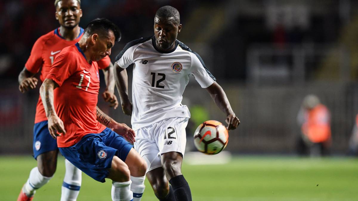 Medel: "Me sientó cómodo jugando como defensa central"