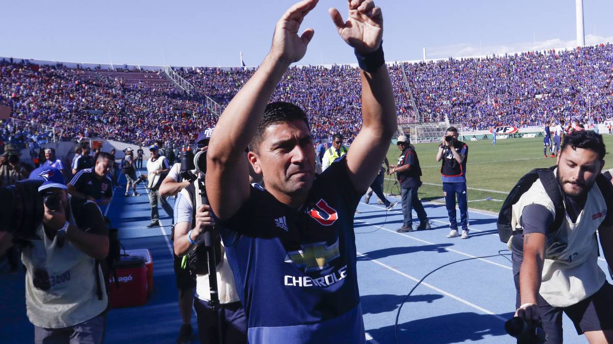 Con ovación: el homenaje a David Pizarro en el Nacional