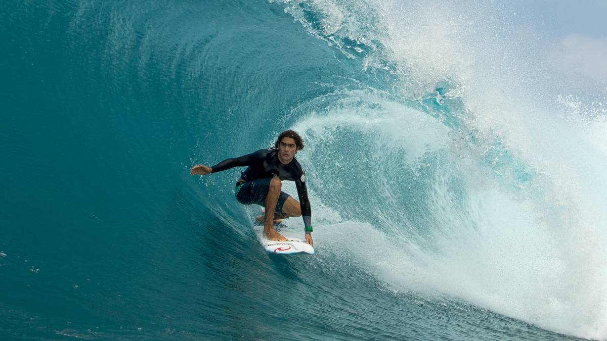 El próximo 12 de diciembre en el Jardín Mallinkrodt de Bellavista el deportista nacional estrenará el video que exhibe sus vivencias como surfista profesional.