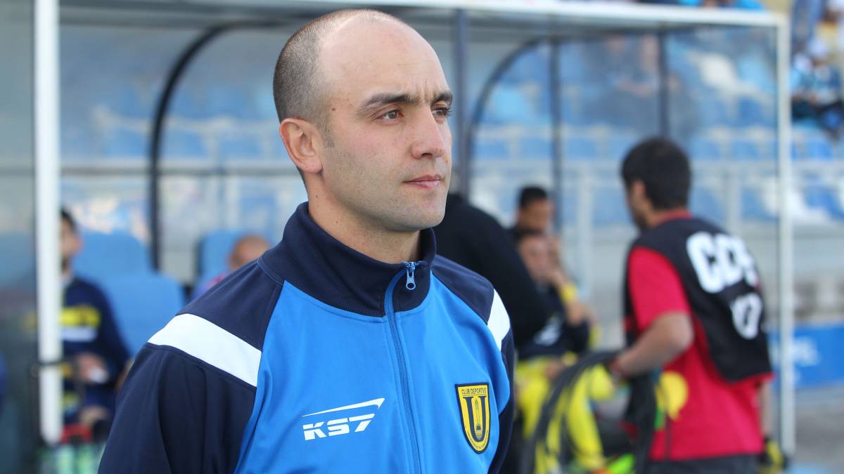 El técnico de la U. de Concepción renovó por un año su vínculo, con miras a la temporada 2019 que incluye la participación en el Grupo C de la Libertadores.