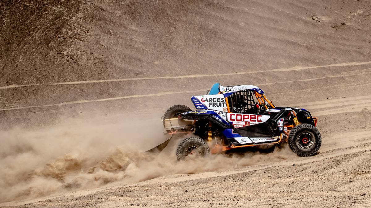 El piloto nacional fue tercero en la etapa 9 con inicio y fin en Pisco, Perú. A falta de una etapa para el final de la carrera tiene una ventaja de casi una hora en los Side by Side.