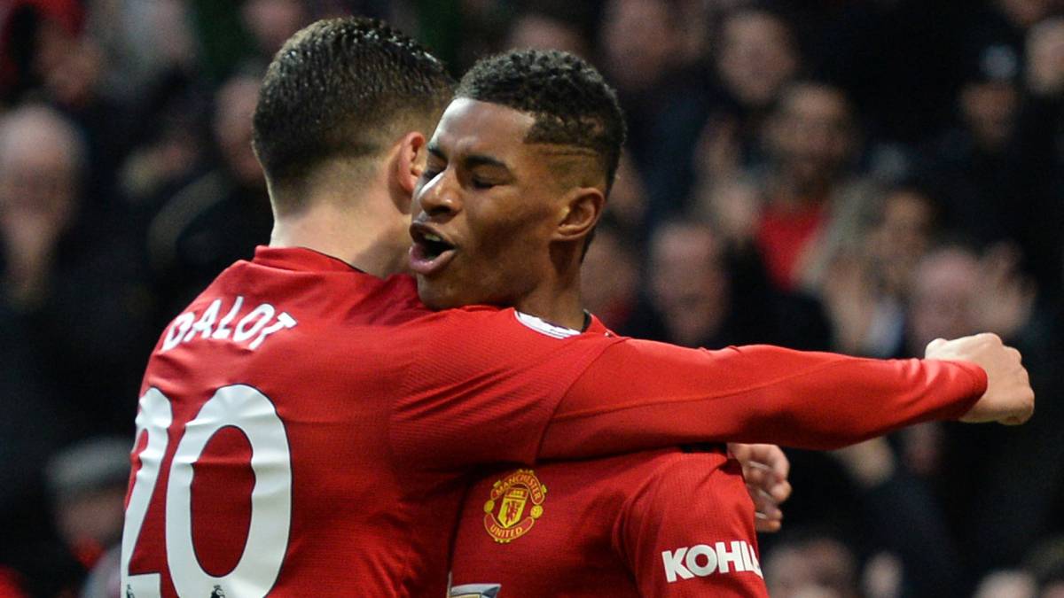El Manchester United logró su sexta victoria consecutiva en la liga inglesa tras vencer por 2-1 al Brighton en un intenso partido. Alexis Sánchez fue a la banca y no ingresó.