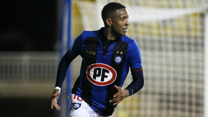 El actual delantero de Huachipato se convirtió en la opción que manejan los azules ante las complicaciones que tienen para asegurar el arribo de Jeisson Vargas.