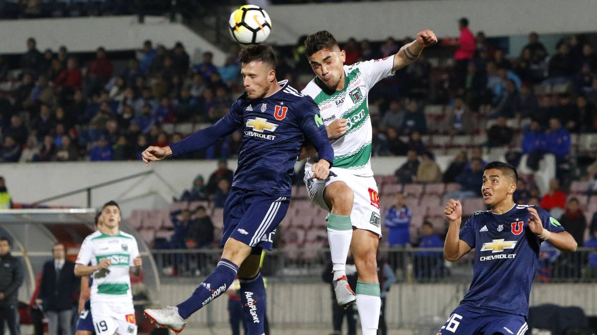 El DT de Universidad de Chile dejó claro que no quiere que el defensa deje el plantel, pero en la gerencia deportiva lo incluyeron en la negociación por Gabriel Torres.