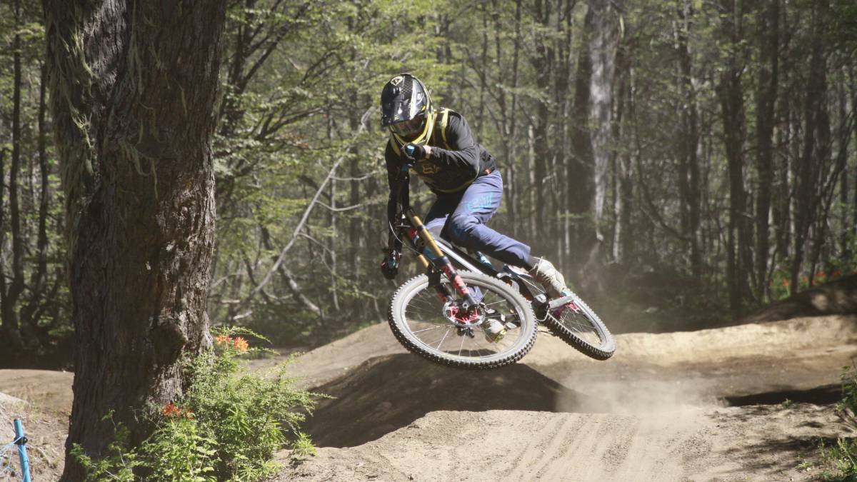 Los doce competidores ya reconocieron las pistas y comenzaron a experimentar con los saltos y curvas en el Bike Park del “Nevados de Chillán”.