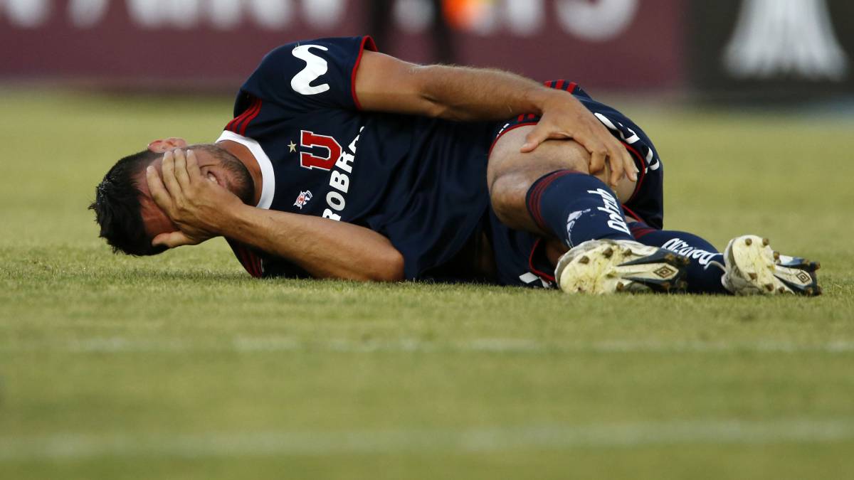"Lo más probable es que sea un desgarro", expresó el defensor tras la eliminación de Universidad de Chile de la Copa Libertadores ante Melgar.