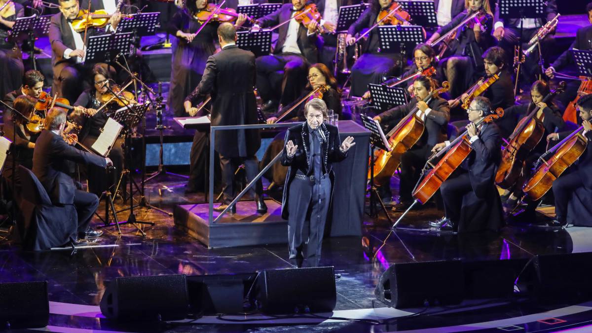 Raphael sorprendió esta noche con una canción que emocionó al público del Festival de Viña del Mar en la Quinta Vergara. Fue un show de calidad.