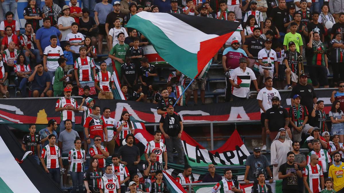 Un fuerte lienzo que alude al conflicto palestino israelí apareció en la galería sur. En la tribuna, Frank Kudelka, el ex DT de Talleres, encabezó el gran número de visitas.