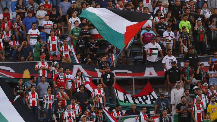Un fuerte lienzo que alude al conflicto palestino israelí apareció en la galería sur. En la tribuna, Frank Kudelka, el ex DT de Talleres, encabezó el gran número de visitas.