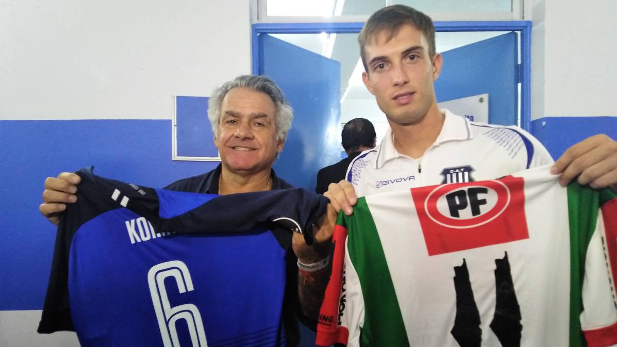 El jugador de Talleres, Juan Cruz Komar, es un abierto activista de la causa palestina. En San Carlos de Apoquindo se llevó una camiseta de regalo por su labor.