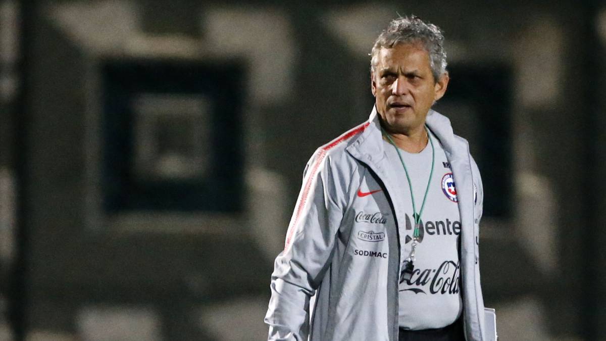El técnico colombiano de la selección chilena llegó hasta Asunción, Paraguay, para presenciar en cancha el duelo de Copa Libertadores de los cruzados.