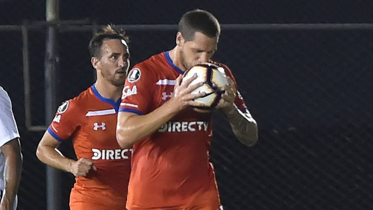 El volante de Universidad Católica analizó la dura derrota que sufrió el cuadro de Gustavo Quinteros, en su debut por el Grupo H de la Copa Libertadores.