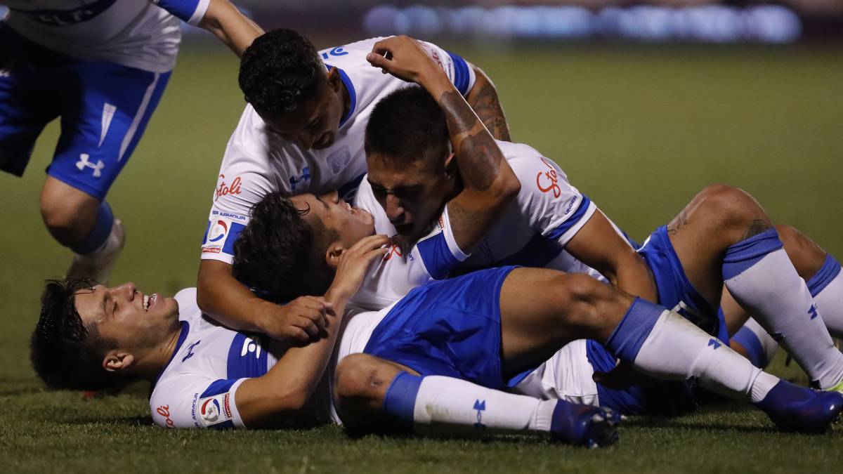 Universidad Católica se impuso por la cuenta mínima ante Unión La Calera en un encuentro muy intenso. Carlos Lobos anotó el único gol.