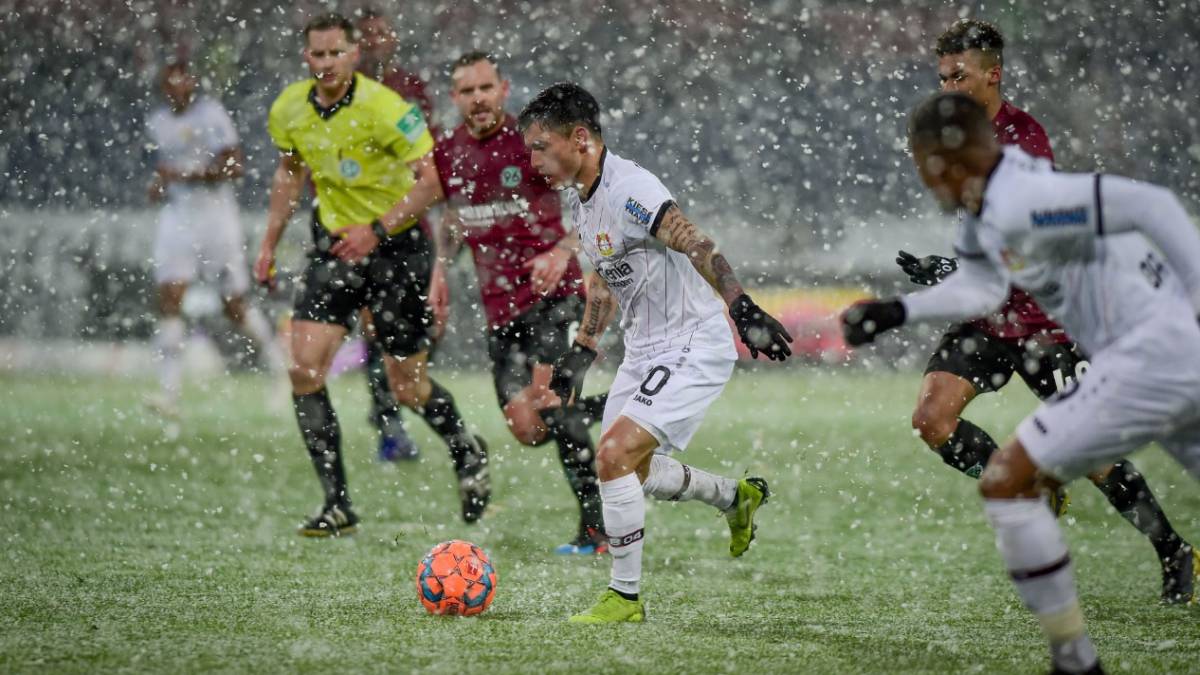 Leverkusen y Aránguiz triunfan gracias a Volland... y a la nieve