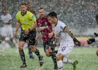 Leverkusen y Aránguiz triunfan gracias a Volland... y a la nieve
