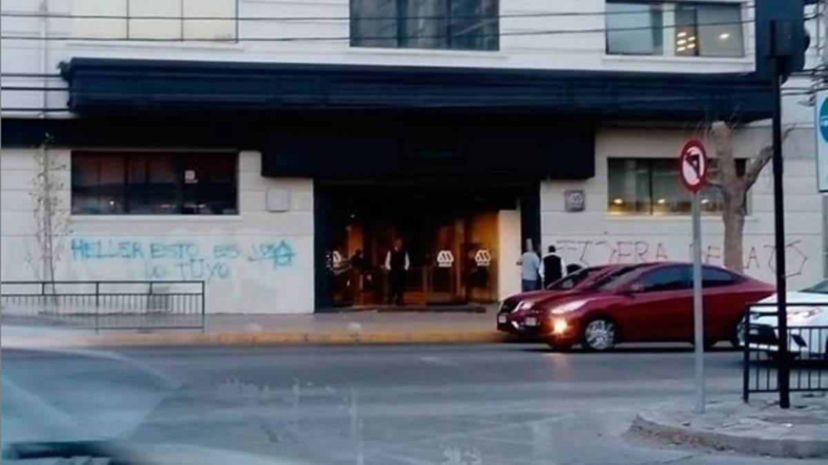 Hinchas de la U rayan el frontis de Mega por enojo con Heller