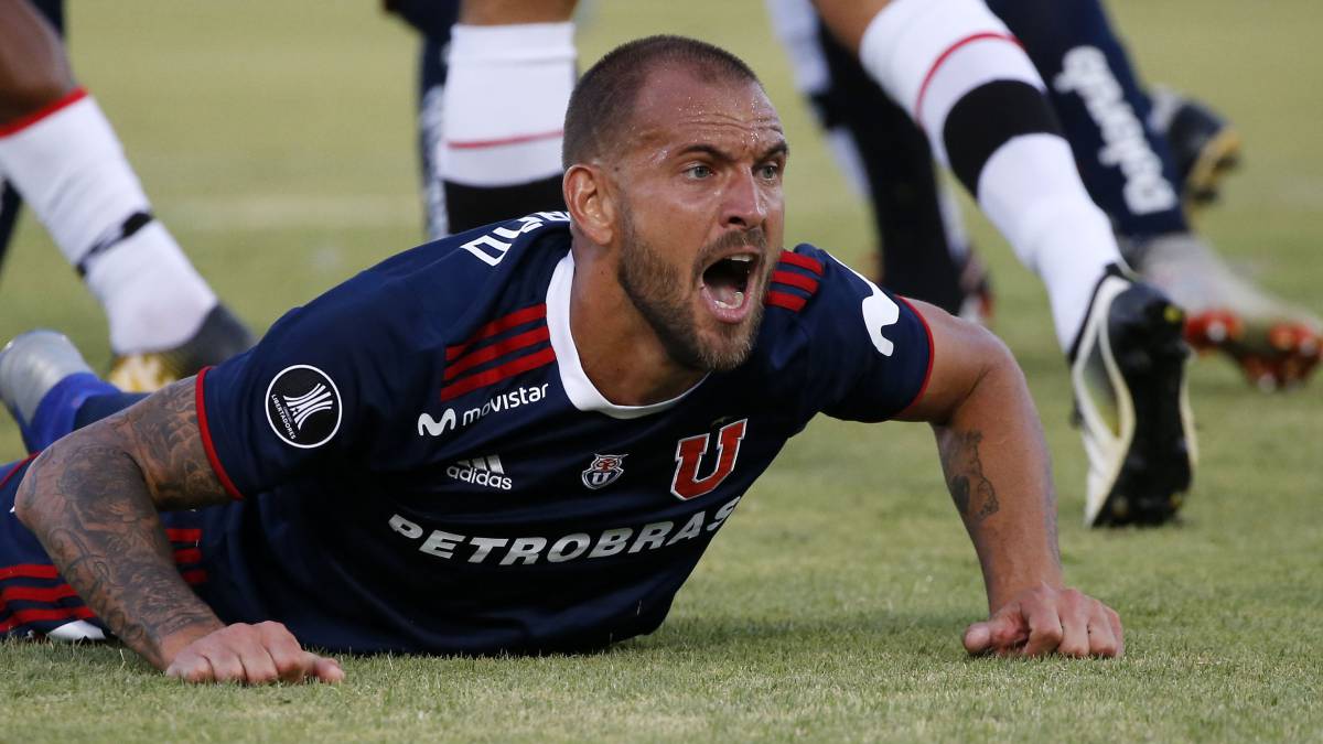 El defensor había sido incluido en la nómina que se trasladó hasta la Región del Biobío, pero sintió nuevas molestias físicas en el entrenamiento de este viernes.