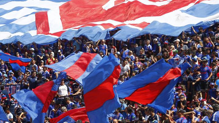 Los hinchas de Universidad de Chile comenzaron a lanzar bengalas y fuegos artificiales al minuto 75' cuando su equipo perdía 2-1. El partido fue detenido por cuatro minutos.