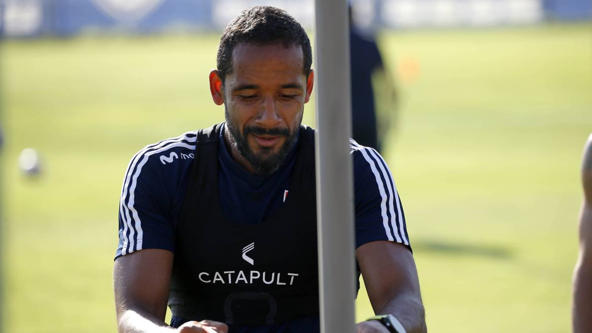 El lateral quien se recupera de una fisura costal, analizó la actualidad deportiva del equipo y también la previa de los amistosos de la Roja.