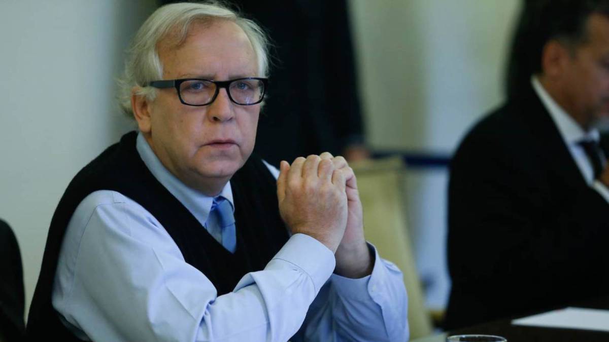El abogado y político chileno negó cualquier acercamiento "formal o informal" para ser el próximo timonel de Azul Azul desde abril próximo.
