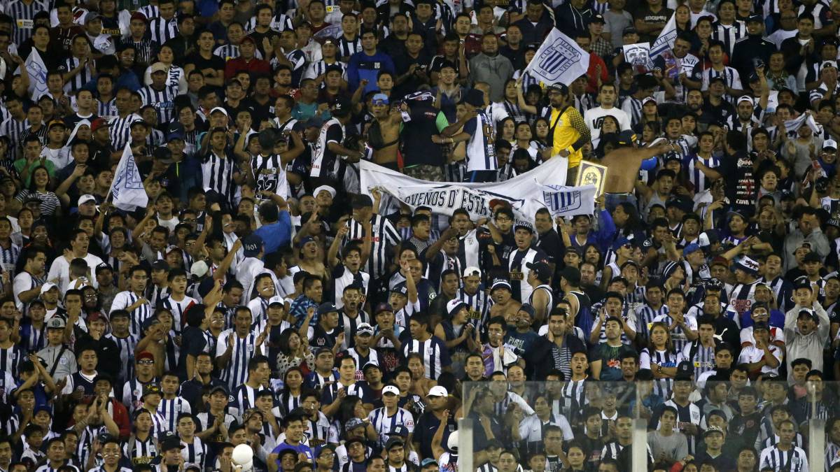 La numerosa barra visitante ocupó el sector Arica en el Monumental. La nota triste de la jornada la vivió Cristóbal Jorquera, quien salió lesionado a los 13 minutos.