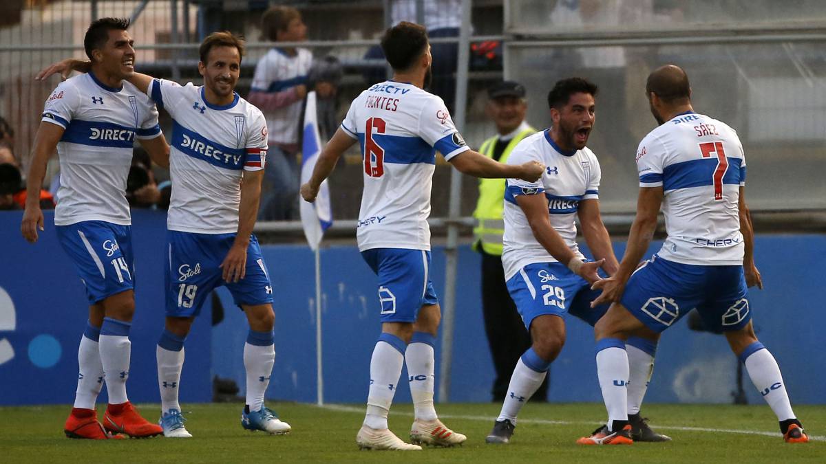 Pinares, Fuenzalida, Fuentes, Magnasco y Sáez celebran el gol de U. Católica ante Gremio por Copa Libertadores.
