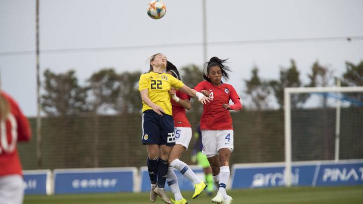 Lara disputa un balón en el partido de Chile y Escocia en Pinatar Arena, Murcia, España.