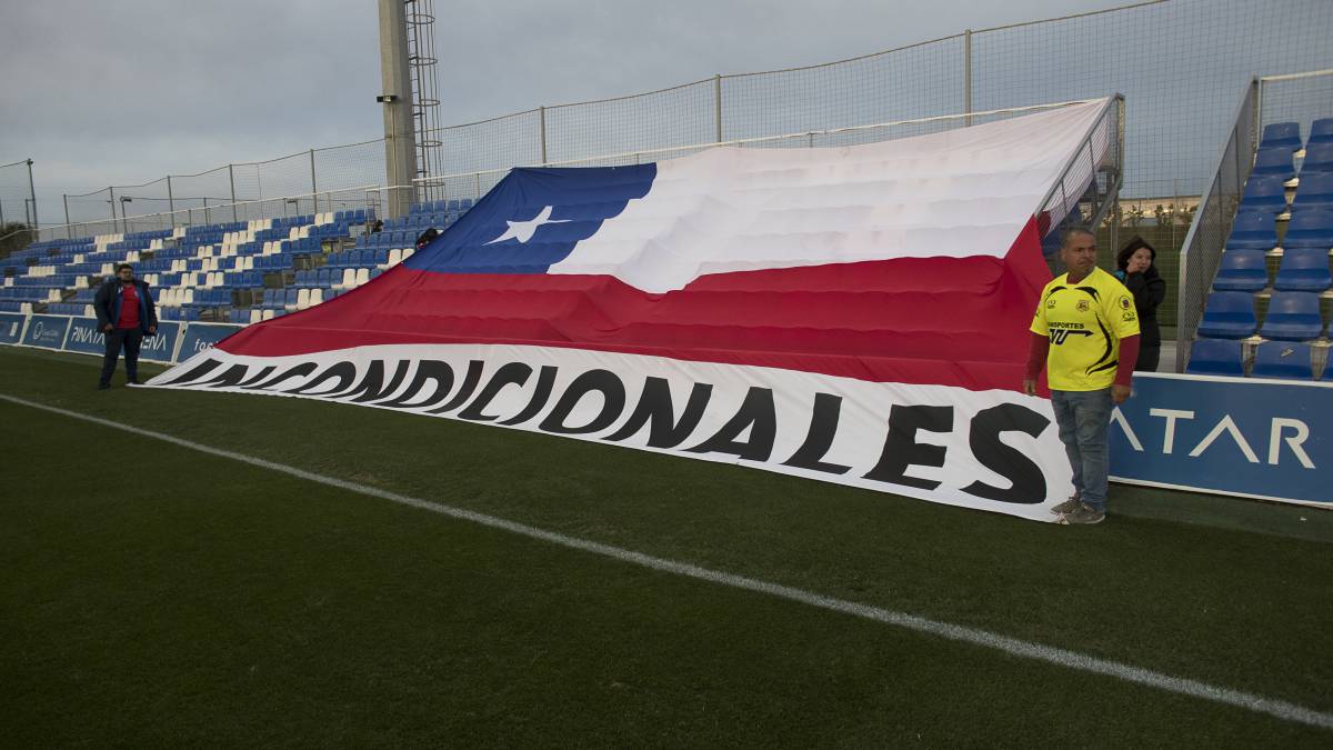 Bandera gigante de Chile en el amistoso de la Roja femenina ante Escocia.