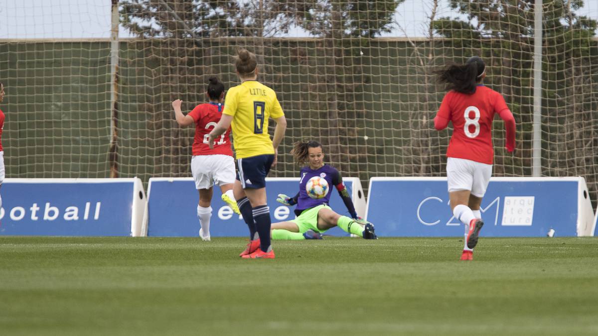 Christiane Endler atajando un balón en el duelo amistoso entre Chile y Escocia en Pinatar Arena, Murcia, España.