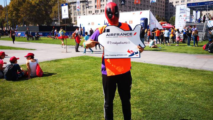 Un gran número de corredores inesperados y personajes disfrazados se pudo ver durante todo el recorrido. Miles llegaron a la cita en Santiago.