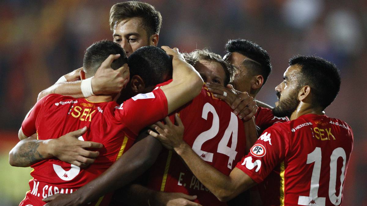 Los hispanos tenían la posibilidad de quedar como únicos punteros del Torneo Nacional y la aprovecharon tras vencer 2-1 a Curicó en los minutos finales con gol de Mauro Caballero.