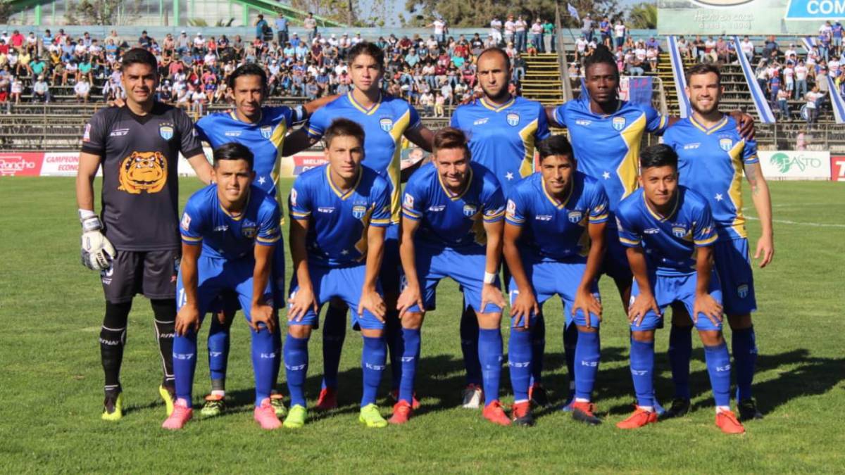 En su último partido ante Melipilla por el torneo de ascenso chileno, el cuadro carabelero lució su indumentaria alternativa, que resalta los colores de la austral región de Chile.
