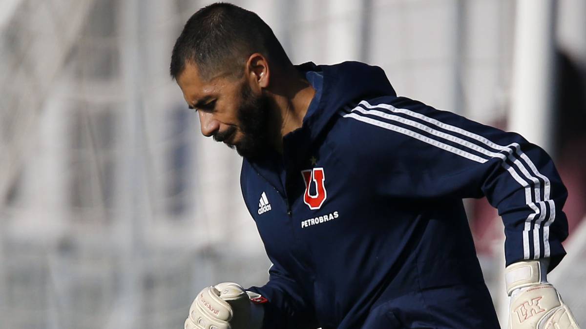 Johnny Herrera entrena en el Centro Deportivo Azul de Universidad de Chile.