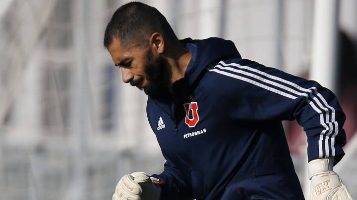 Johnny Herrera entrena en el Centro Deportivo Azul de Universidad de Chile.