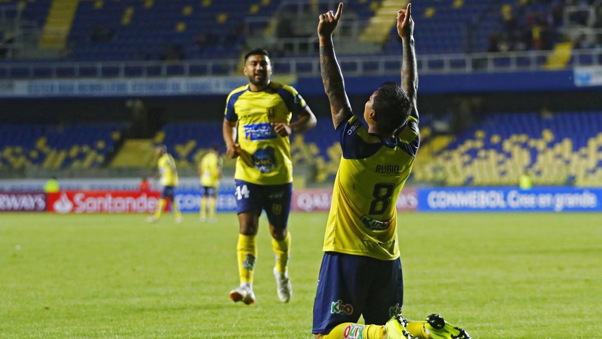 Patricio Rubio celebra un gol en el partido entre Universidad de Concepción y Sporting Cristal por el grupo C de Copa Libertadores 2019 en el Estadio Ester Roa.