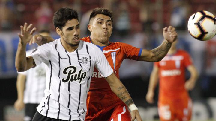 César Pinares disputa un balón con Ayrton Cougo en el partido de Libertad y Universidad Católica por el Grupo H de Copa Libertadores 2019.