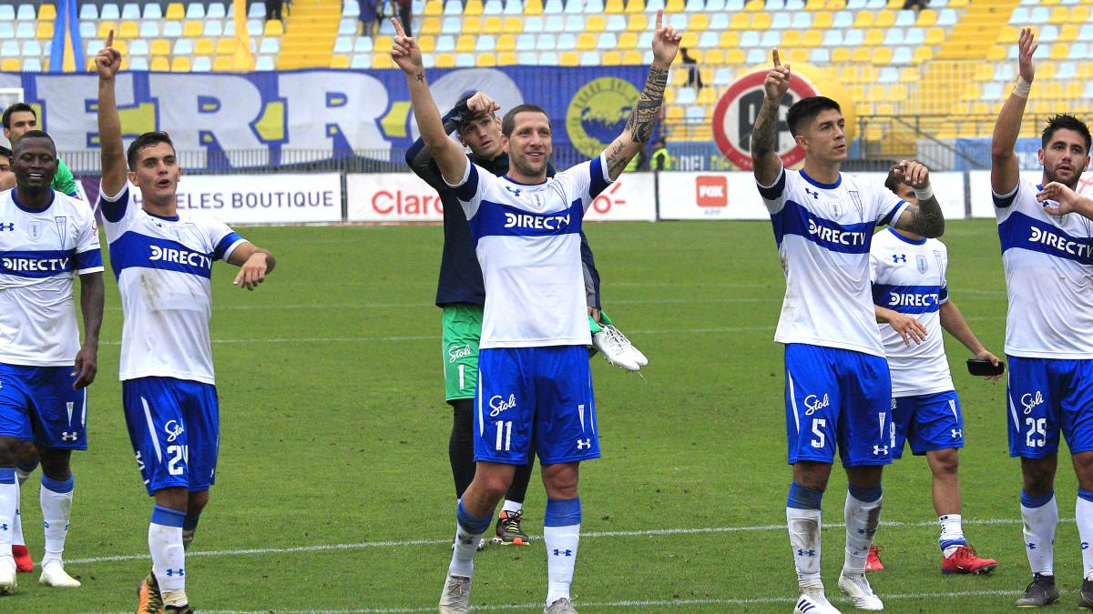 Los jugadores de Universidad Católica celebran el triunfo de la séptima fecha del Torneo Nacional ante Everton en el Estadio Sausalito.