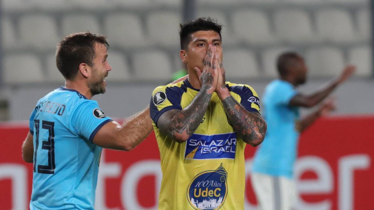 Patricio Rubio se lamenta. Universidad de Concepción no logró sumar en Lima y ahora la tabla se estrechó.