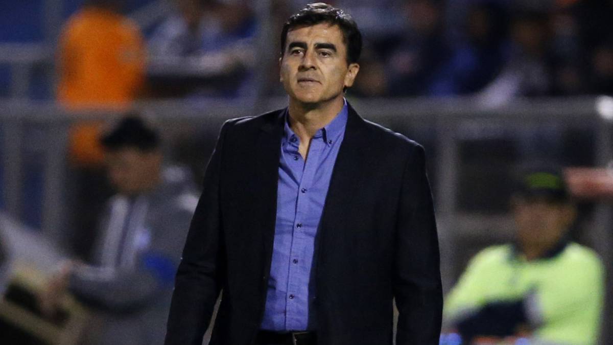 Gustavo Quinteros da indicaciones en el borde de la cancha en el duelo de Copa Libertadores entre Universidad Católica y Libertad.