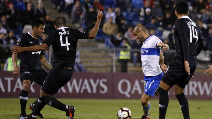 El delantero de Universidad Católica, Sebastián Sáez, remata ante la defensa de Libertad en el duelo de Copa Libertadores 2019.