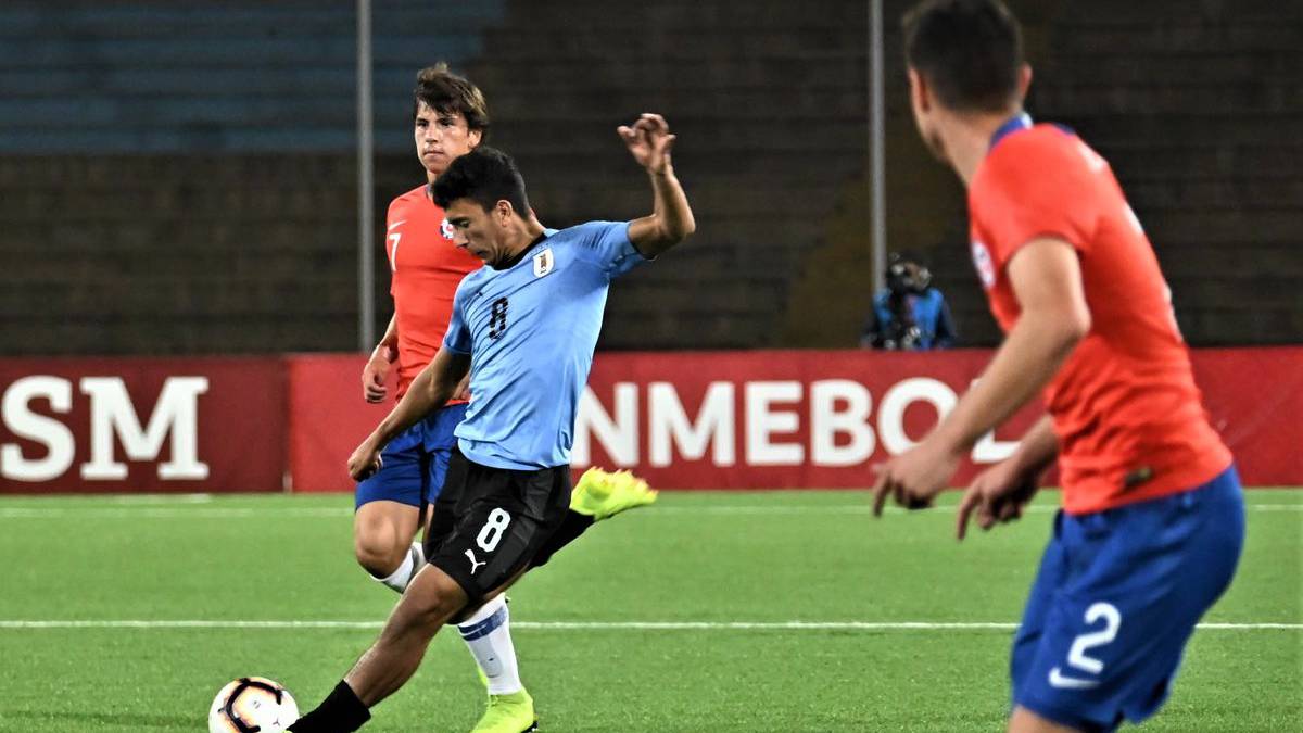 El jugador Cartagena, de la Sub 17 de Uruguay, remata ante Chile en el Sudamericano Sub 17 que se juega en Perú.