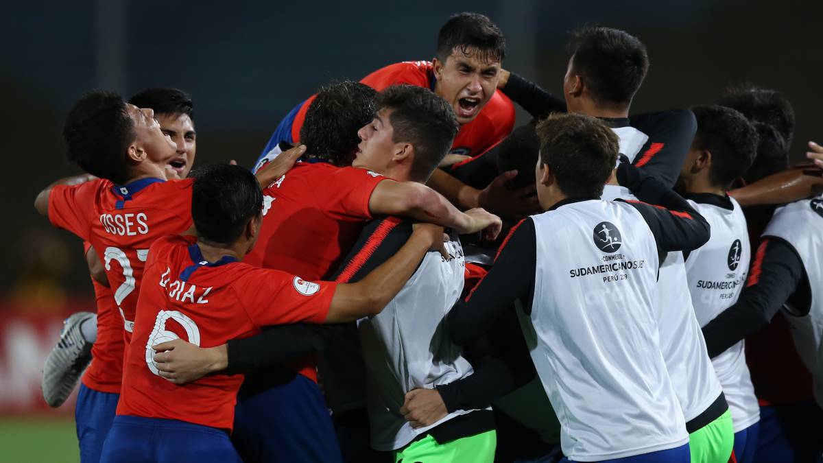 Chile celebra su clasificación al Mundial de Brasil 2019 Sub 17 tras vencer a Uruguay 4-2 en el Sudamericano Sub 17 de Perú.
