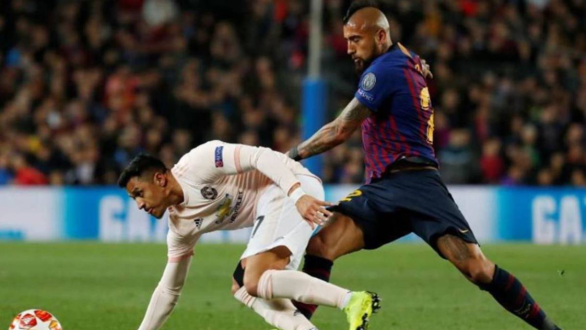 Alexis vuelve a jugar tras 45 días y es ovacionado en el Camp Nou