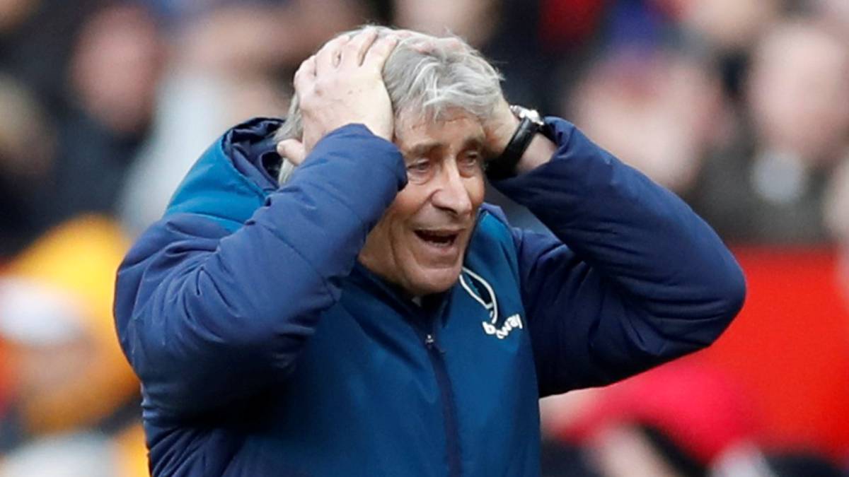 El técnico nacional se mostró molesto con el arbitraje tras anularle un gol en el duelo por la Premier League. Además, señaló que les falta precisión.