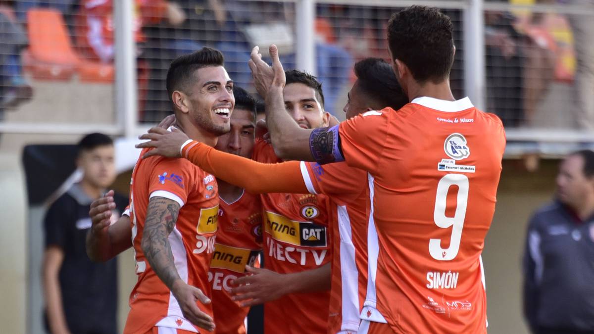 Los loínos se impuseron por 3-2 en el sur ante Valdivia y quedaron a un punto de Santiago Wanderers que perdió frente a Barnechea.